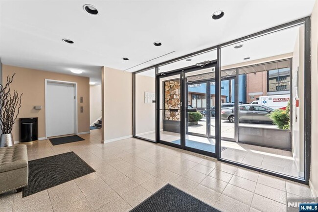 Building Photo - 314 palisade