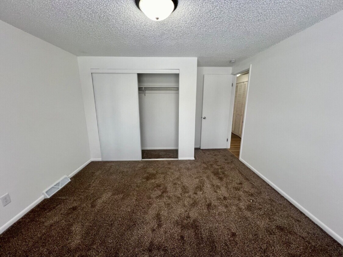 Foto principal - Affordable Two Bedroom Available with Short Term Lease Now Ready!