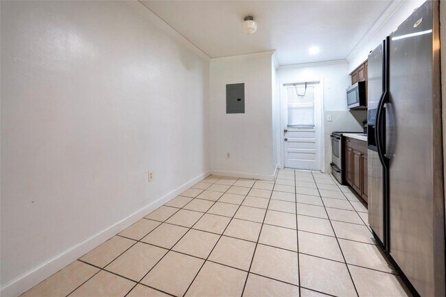 Building Photo - 6170-6172 SW 43rd St