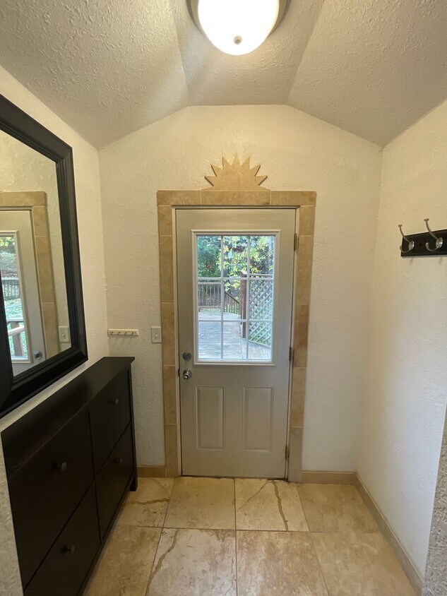 Foto principal - AVAILABLE December 15th - 3 Bed/1.5 Bath Home with Lake views!