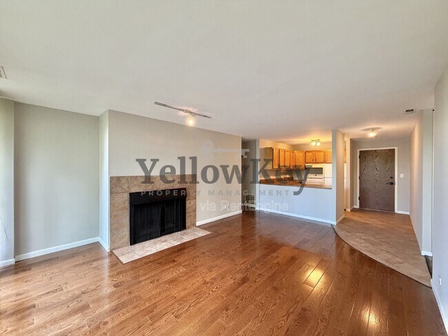 Building Photo - 5820 Oakwood Dr