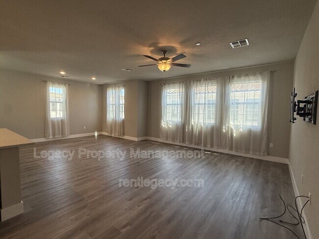 Foto del edificio - 5301 E Commerce Way