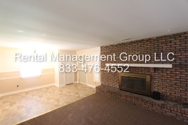 Building Photo - New On The Market with Fresh Updates!!