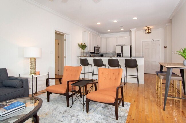 Building Photo - Luxurious Furnished Downtown Condo - 9 Mon...