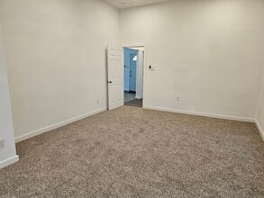 Building Photo - 414 N D Ave