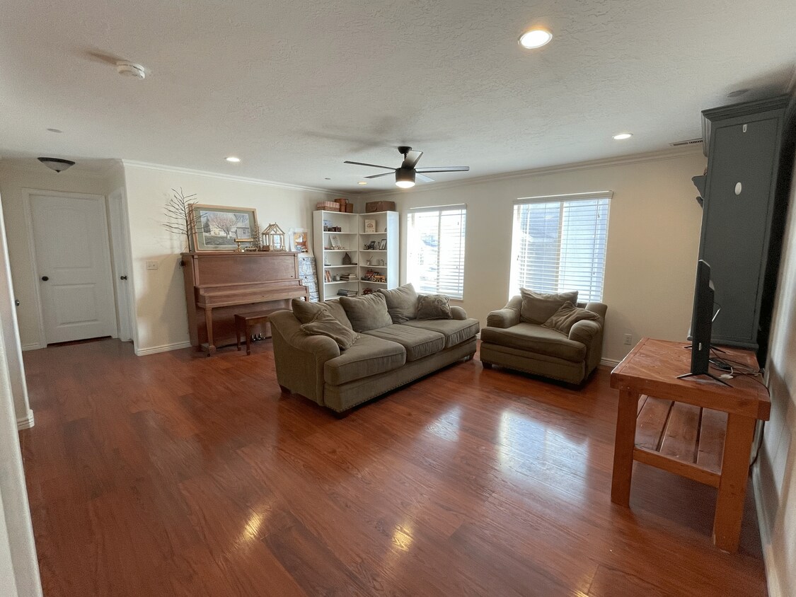 Living Room - 3812 E Rock Creek Rd