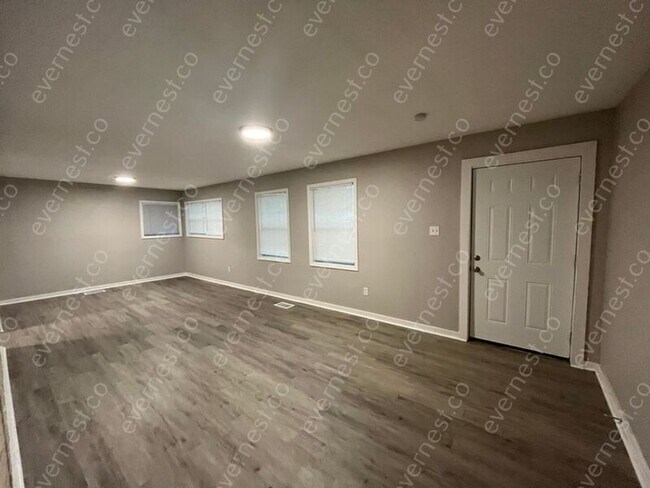 Building Photo - 3027 Woodside Dr