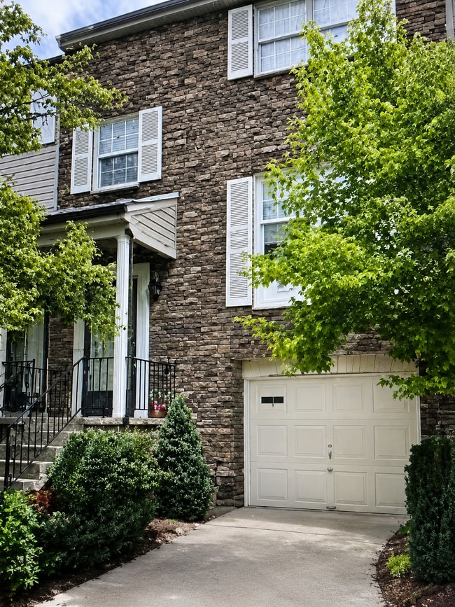Building Photo - 1010 River Oaks Dr