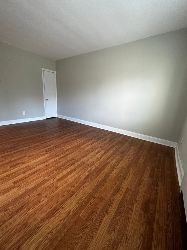 Building Photo - Beautiful 1 Bedroom 1 Bath Apartment in Dr...