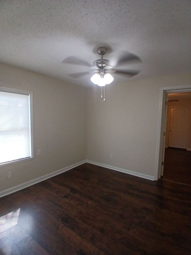 Building Photo - Newly Renovated | 2 Bedroom 1 Bath | Duple...