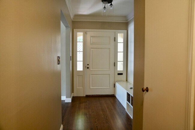 Foto del edificio - Charming & Spacious 3BR/2BA Lower-Level Home in Prime Baywood Location