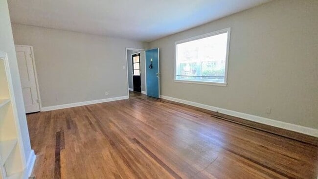Building Photo - Spacious One Bedroom Apartment Near Little 5 Points & Virginia Highlands