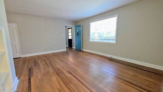 Foto del edificio - Spacious One Bedroom Apartment Near Little 5 Points & Virginia Highlands