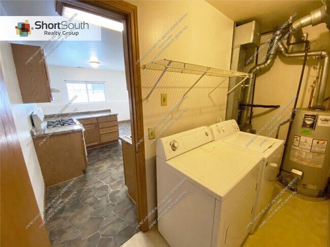 Building Photo - 4 bed 2 bath Single Family Home