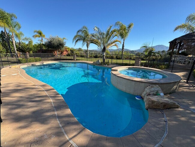 Building Photo - 5 Bedroom Luxury home