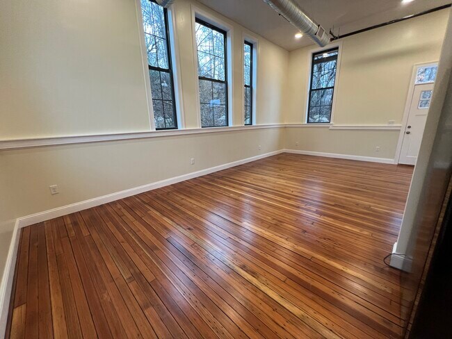 Foto del edificio - 352 Manchaug Rd