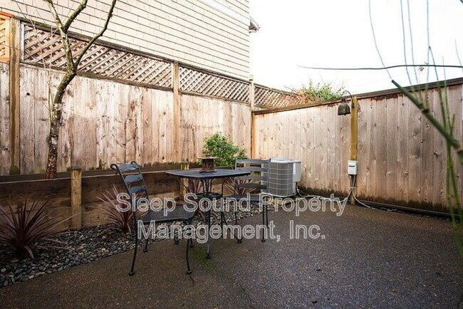 Foto del edificio - 1905 NW 24th Pl