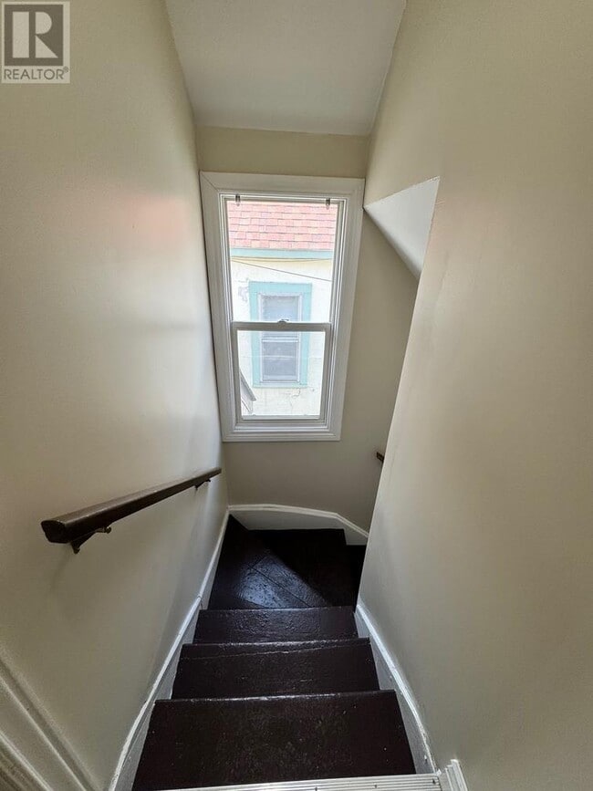 Building Photo - 1 Bedroom Upper-Level Unit – Laundry Hooku...