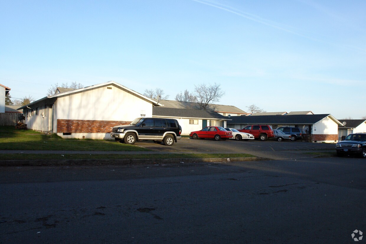 Foto principal - Village Maywood Apartments