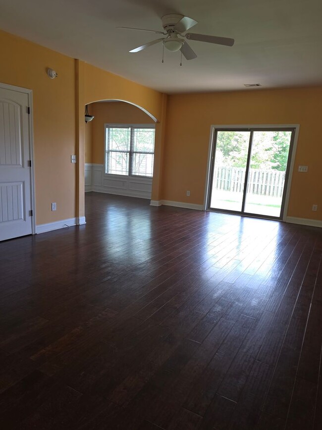 Building Photo - Beautiful Oasis in Columbus