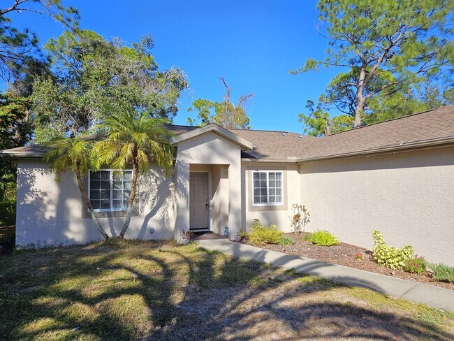 Foto del edificio - Annual Unfurnished Pet Friendly 3 Bedroom 2 Bathroom Single Family Home in Northport!