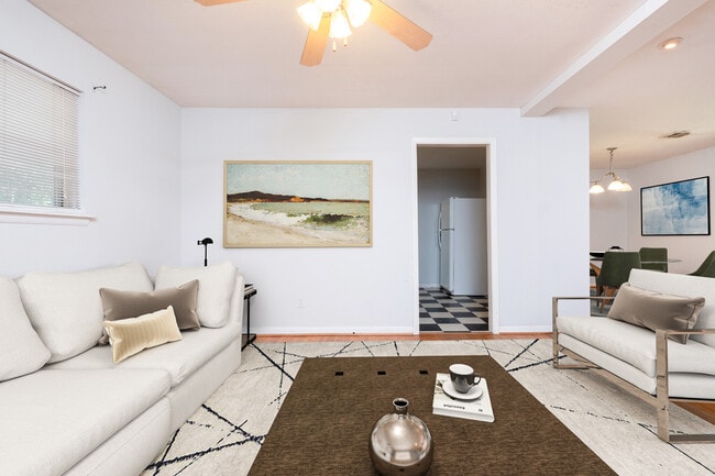 Foto del edificio - 7403 L St