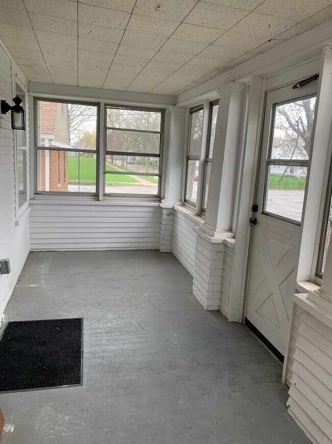 Building Photo - Charming 2 bedroom home in Rock Island