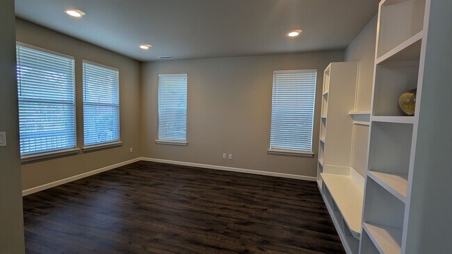 Foto del edificio - LAKE STEVENS 2700+ sq.ft House with 2 Primary suites, Family & Bonus Rooms