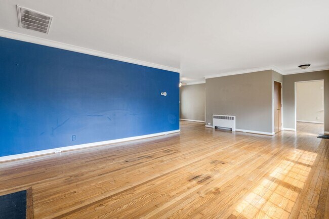 Foto del edificio - Bright & Inviting 2-Bedroom Home with Fenced-In Yard, Garage & Lawn Care Included