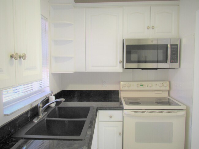 Building Photo - 125 Lake Dora Dr