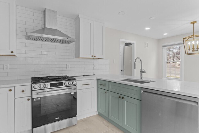 Foto del edificio - Perfectly remodeled four bedroom end unit ...