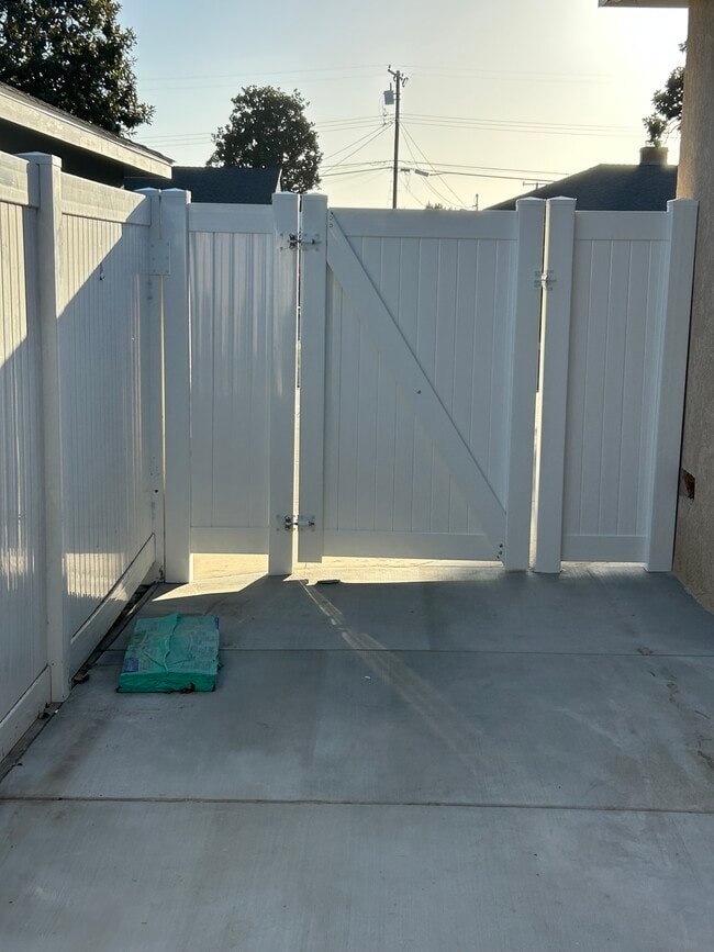 Building Photo - 10346 Pounds Ave