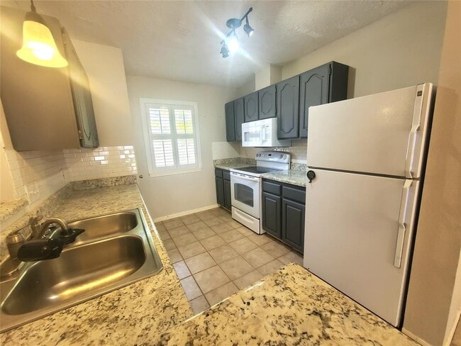 Building Photo - 2030 Plantation Dr