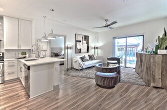 Building Photo - Sur702