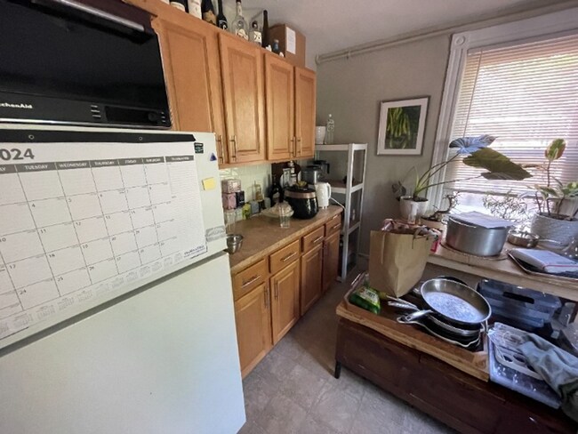 Building Photo - One Bedroom ** Newton Highlands Village ~ ...