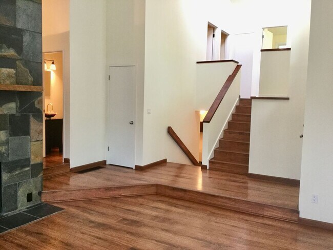 Foto del edificio - Lovely Contemporary across from the Lake! ...