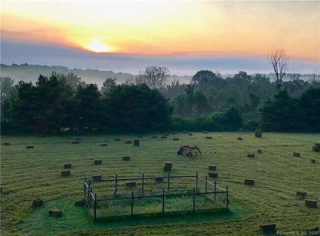 Foto del edificio - 76 Parmalee Hill Rd