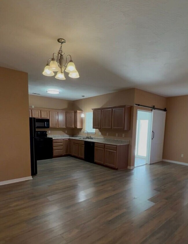 Foto del edificio - COMING SOON: Beautiful 3 bed/2 bath home located in Webb City! Two car attached garage, storm she...