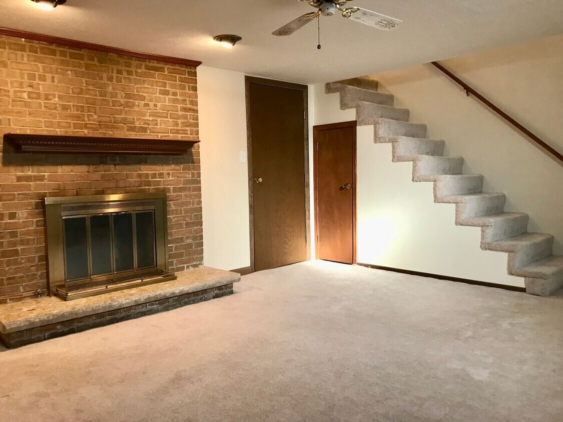 Primary Photo - SPACIOUS TOWNHOME IN WILLOW TERRACE