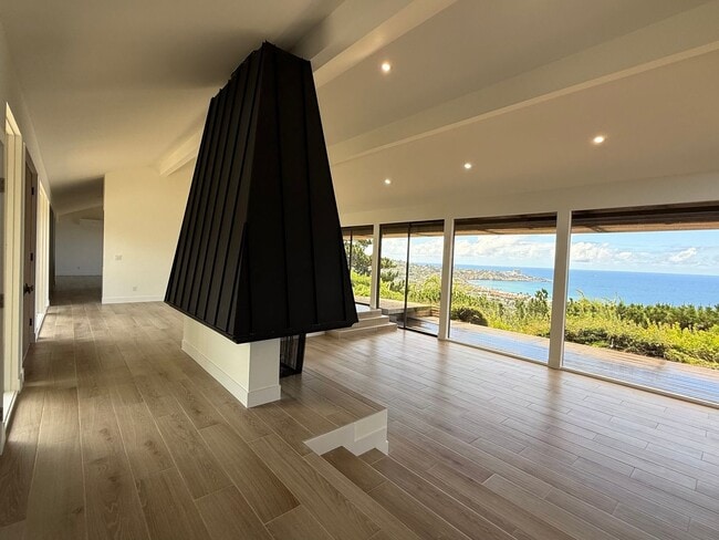 Building Photo - Newly Renovated 4 Bedroom Residence in La Jolla