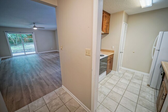 Building Photo - 2/1 Townhome with Lots of Updates, Fenced ...