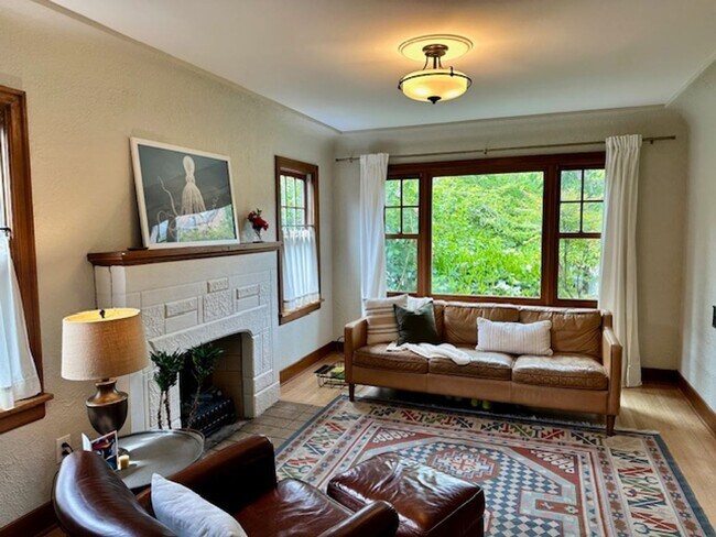 Building Photo - Spacious 4 Bedroom Home Minutes from Green...