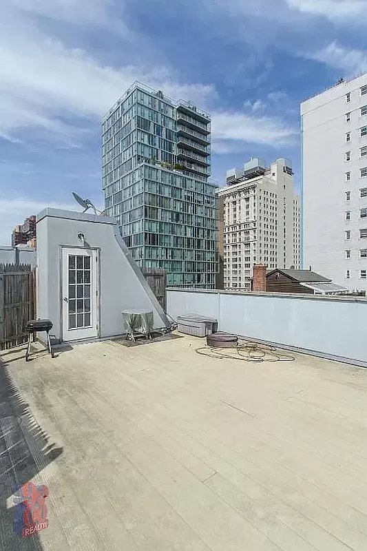 Primary Photo - 115 AVE A