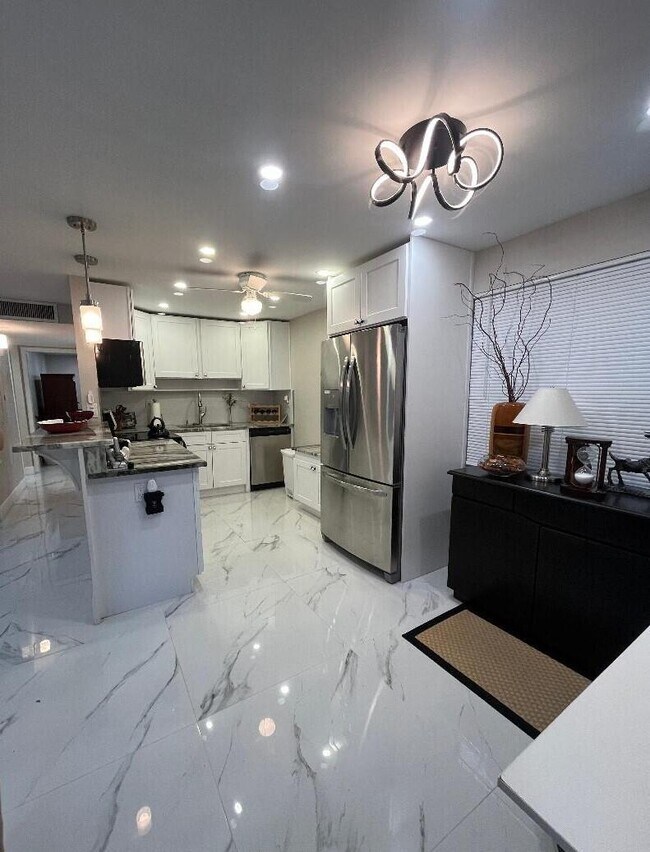 Foto del edificio - 253 Burgundy Ave