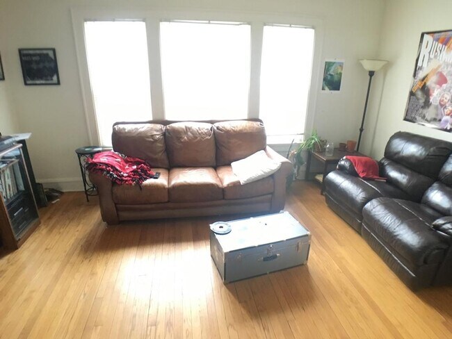 Foto del edificio - 325 W Wilson st.