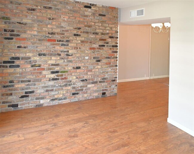 Building Photo - 2101 Fountain View Dr