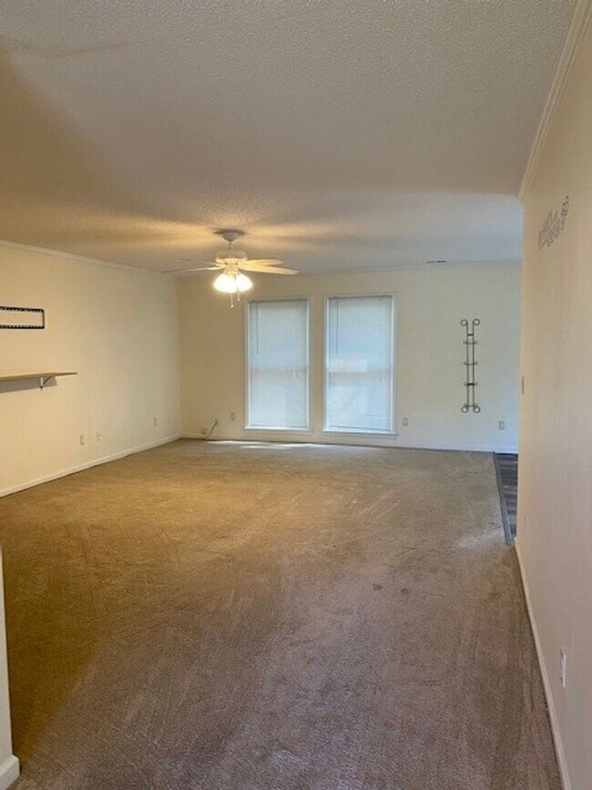 Foto del edificio - 16 Cindy Ct: Recently Renovated (2022) Ran...