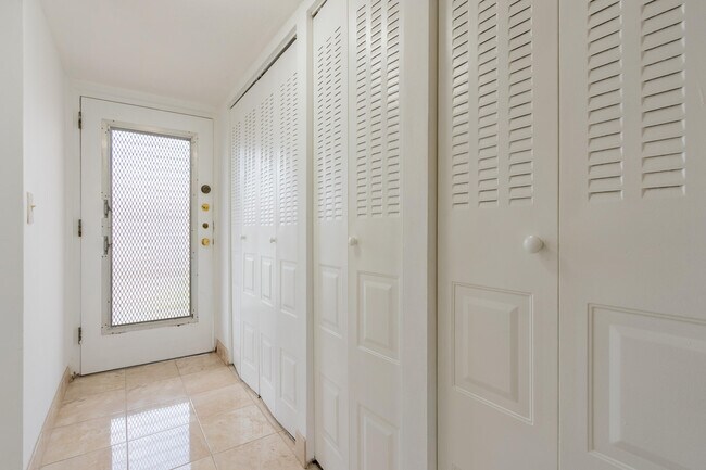 Foto del edificio - 2811 Somerset Dr
