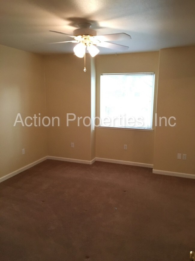 Building Photo - 830 G St