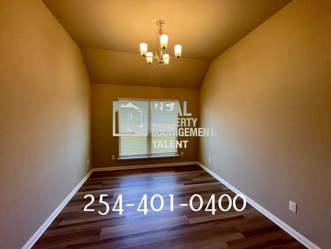 Building Photo - DEAL ALERT!!! 3 Bedroom, 2 Bathroom Home f...